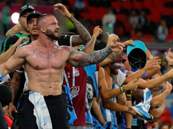 Торсида сборной Аргентины. На переднем плане, с татуировкой «Стойкий» — Мартин Муньос, 10 лет назад живший в России и очень полюбивший нашу страну. Фото: Reuters