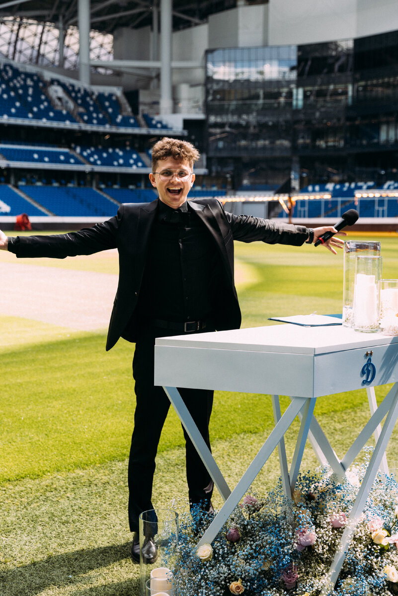 Ведущий мероприятий Эмиль Саляхов перед выездной регистрацией на ВТБ Арена 