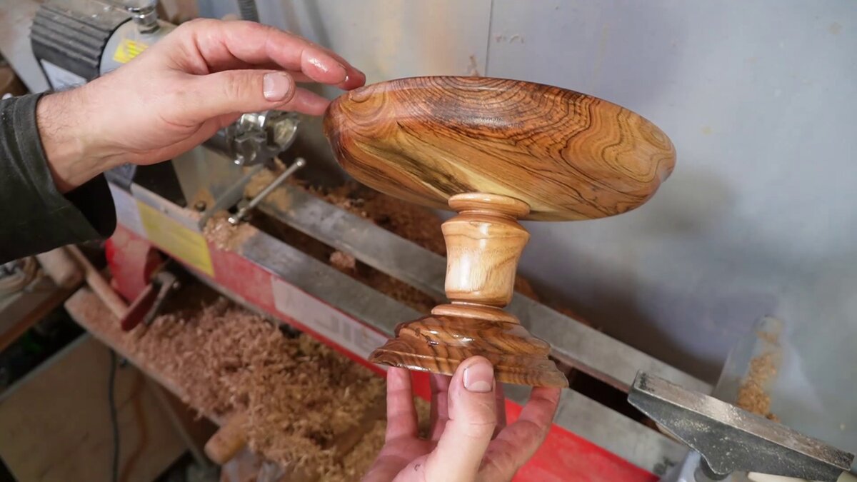 Ваза из маньчжурского ореха. Работа автора