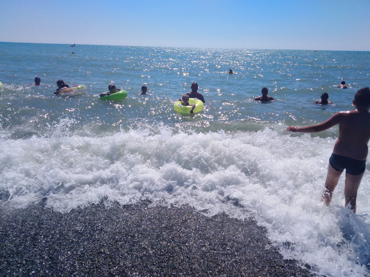 где в адлере чистое море и хороший пляж и не впадает канализация