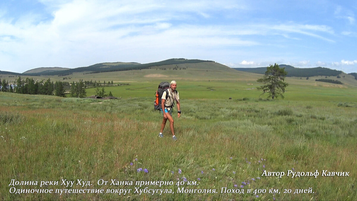 один парень в поле. дальше идут степные места. человек идет по дороге. места силы хакасии осень. степи и человек.