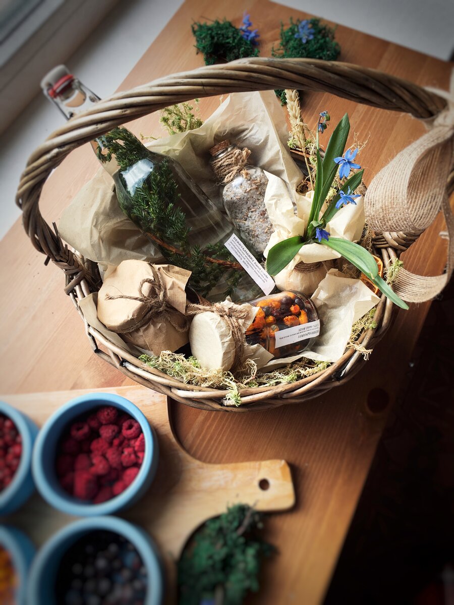 Подарок "STAY HOME"
 В составе подарка биологический можжевеловый дезинфектор для рук нашего производства, витаминизированная ягодная облепиховая смесь, минеральная гималайская соль с лавандой для ванны, первоцвет в горшочке и авторское варенье из лесной земляники. Все ингредиенты 100% ORGANIC.