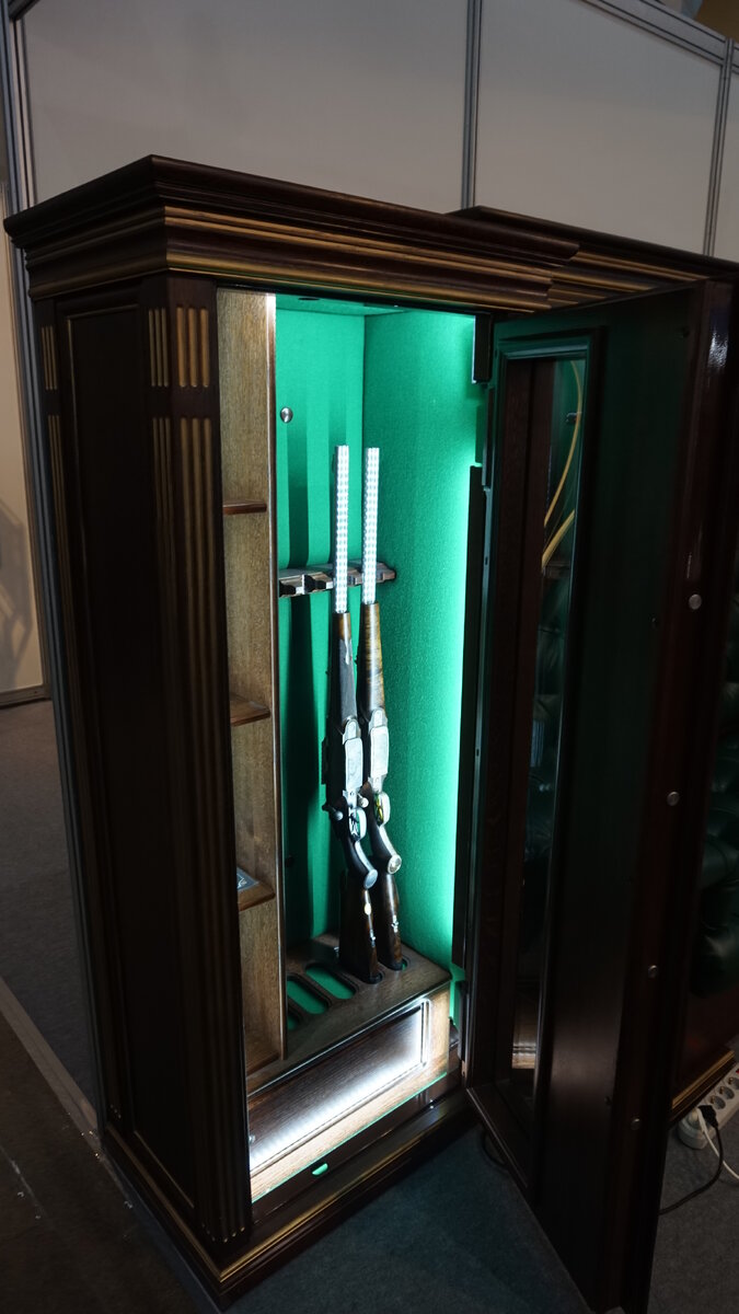 Бюджетный сейф витрина с бронестеклом для хранения оружия