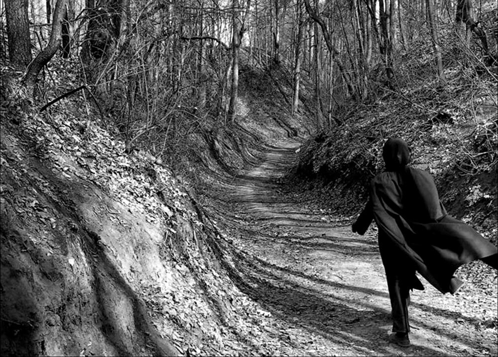 Книга идущий в тени. Человек в лесу. Черный человек в лесу. Мрачные фотосессии. Человек в черном плаще.