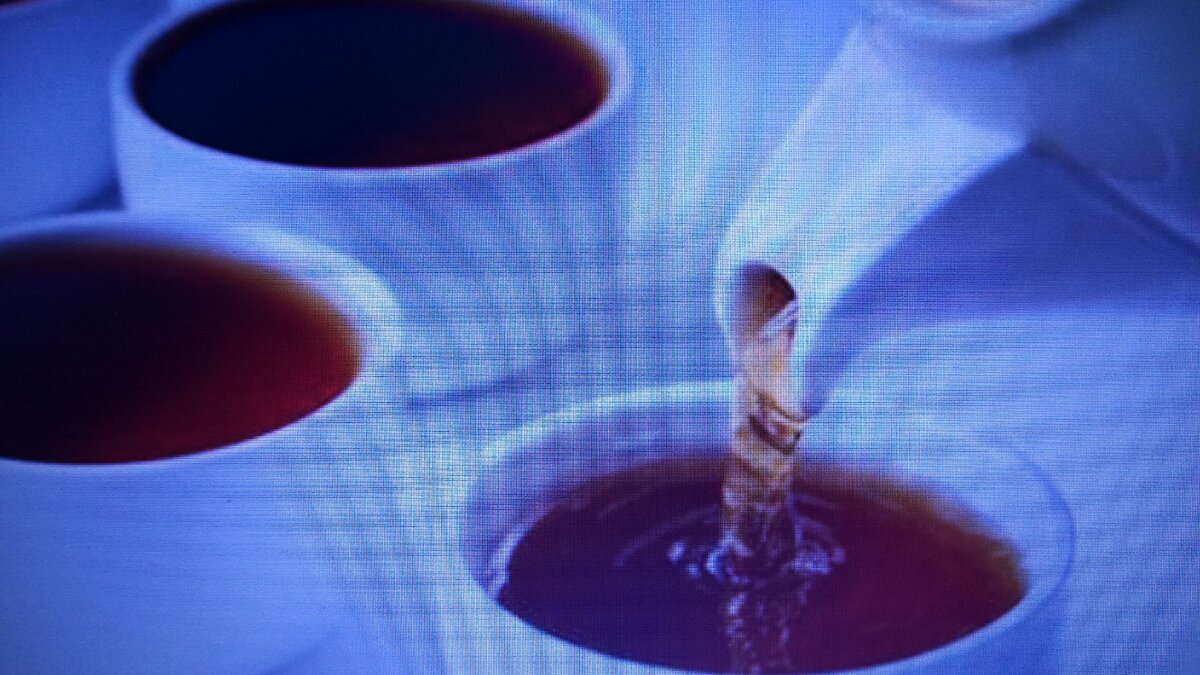 Обдайте чайник кипятком, а потом заварите чай той крепости, которая вам нужна.