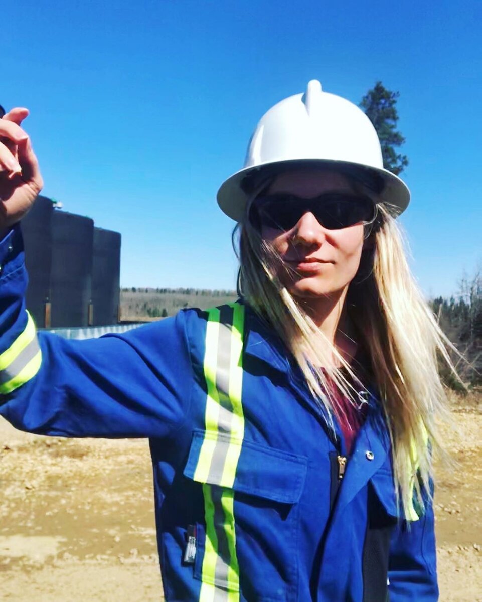 Шанталь на вахте. Инстаграм @intotherockies