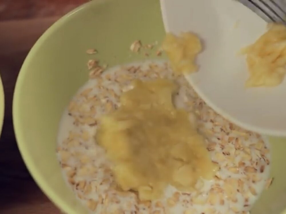 1/4 часть банана отчистите от кожуры и разомните вилкой. 