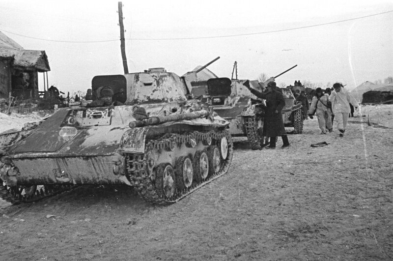 Колонна танков Т-60 в хуторе под Сталинградом. Зима 1942-43 гг. Источник изображения waralbum.ru