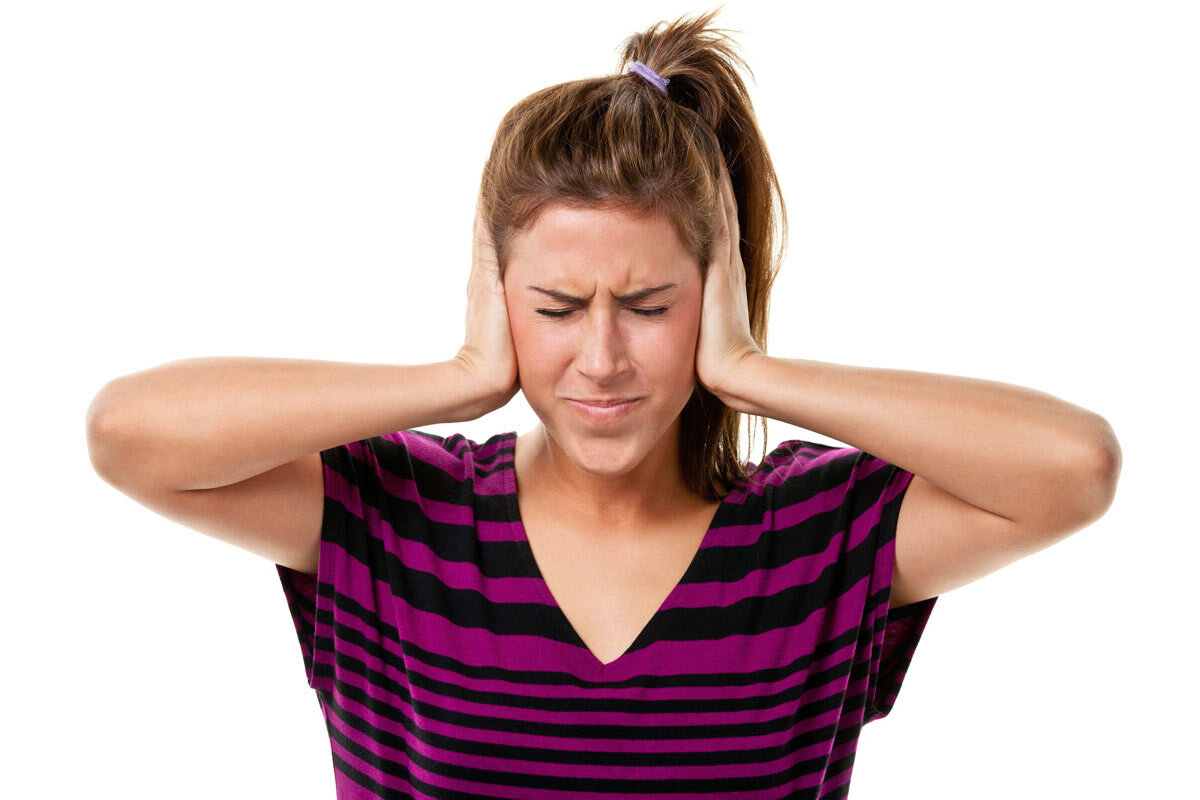 Поет мем. Когда мне плохо я пою когда я пою становится. Почему плохо поешь. Почему плохо поешь. Женщина закрывает уши руками.