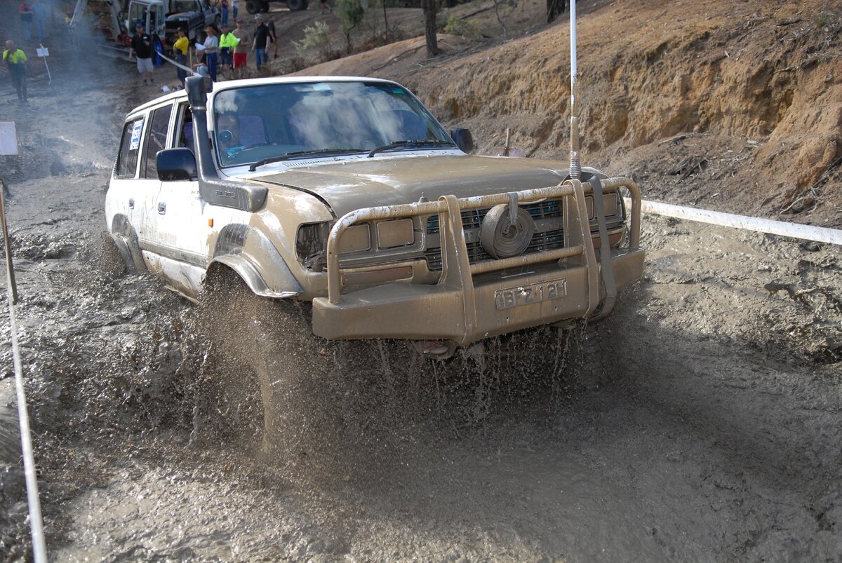 Toyota Land Cruiser 80 месит грязь