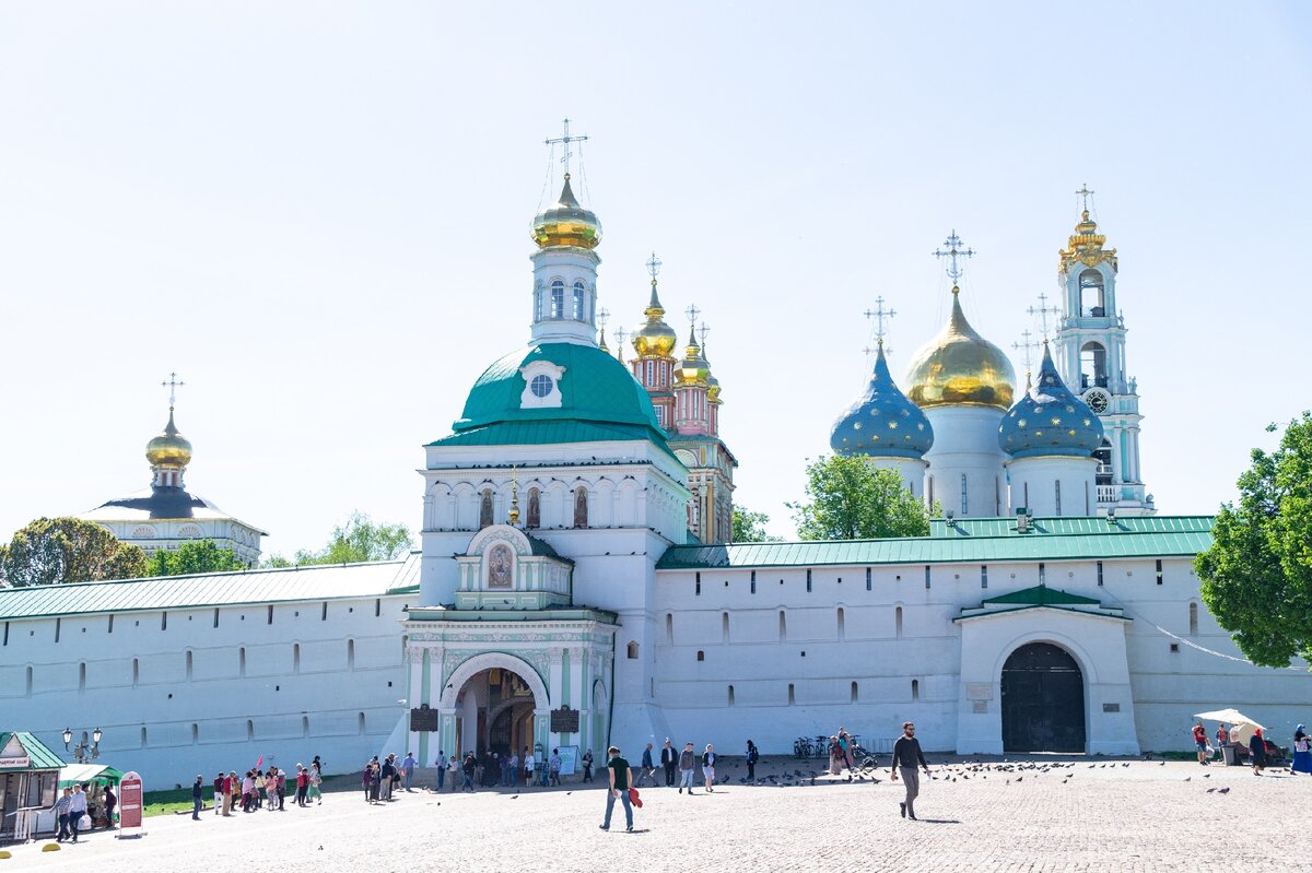 Достопримечательность троице сергиева лавра. Ресторан в Сергиев Посаде на Красногорской площади. Торговые ряды на Красногорской площади Сергиев Посад. Пл Красногорская.