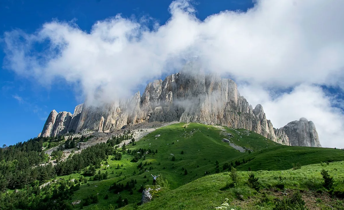 Со стороны напоминает огромный средневековый замок:)