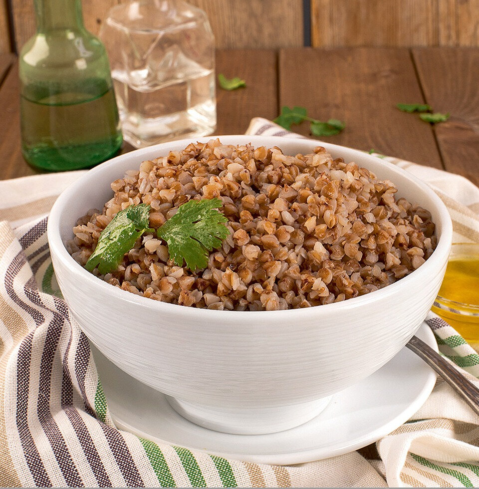 Приветствую вас мои читатели. В данной статье хочу поговорить  с вами  о пользе гречневой  диеты. Звучит страшно, но на самом деле это- не так ! Гречневая каша очень богата витаминами и от нее очень много пользы. В нашем рационе очень мало данной крупы и это  плохо,объясню почему. Крупа богата фолиевой кислотой, активно участвующей в процессах кроветворения.Это делает продукт незаменимым для людей, переживших большие кровопотери, страдающих анемией.Гречка так же богата витамином PP отвечающим за синтез и усвоение естественного антиоксиданта (витамина С). Есть в этом продукте и такие незаменимые витамины, как А и Е а так же В1-В2-В6-В9. Все данные витамины нашему организму очень необходимы . 