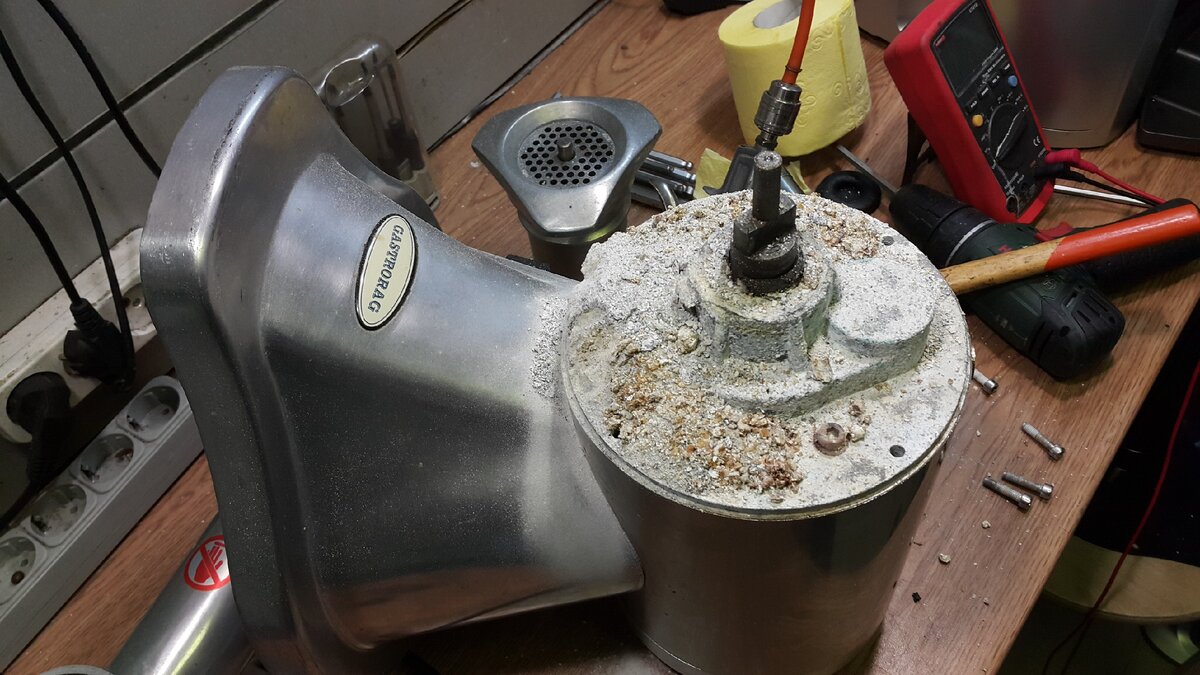 Внешне мясорубка была начищена до блеска, а внутри под крышкой редуктора всё сгнило. Такая же история с редуктором.