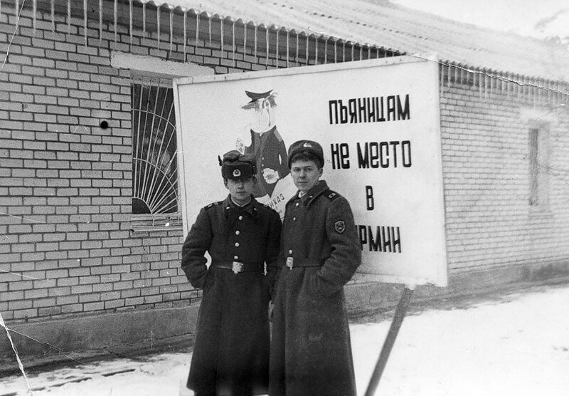 Замполит в части работает...