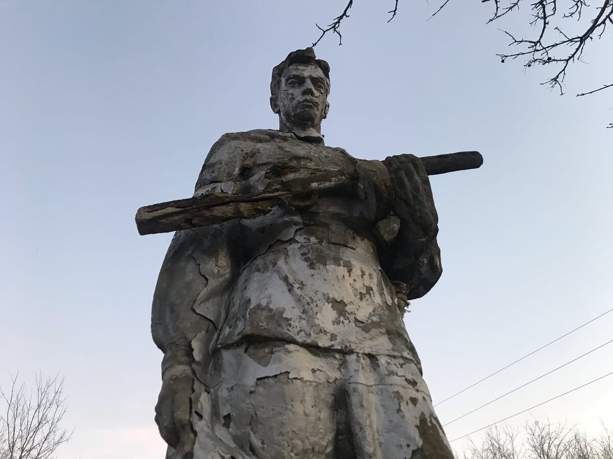 Заброшенные памятники солдатам ВОВ в Чернобыльской зоне отчуждения. Подборка фото