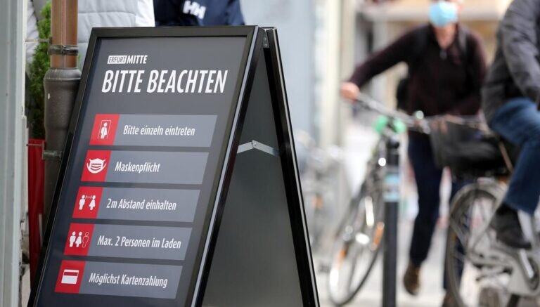  В воскресенье власти Германии заявили о том, что приняли решение изменить свой курс действий, касающихся мировой пандемии Covid-19. В Берлине считают, что наиболее эффективной моделью действий станет поддержка Apple и Google в их начинаниях — взгляды и наработки именно этих компаний кажутся немецким властям правильными и прогрессивными. Более того, подход, используемый Apple и Google, уже поддерживают несколько лидирующих стран Европы.На фото: вывеска у входа в магазин, рассказывающая о правилах дистанцирования граждан. Также она предупреждает о том, что граждане обязаны носить медицинские маски, так как распространение Covid-19 активно продолжается в Эрфурте / 24 апреля 2020 года, Германия