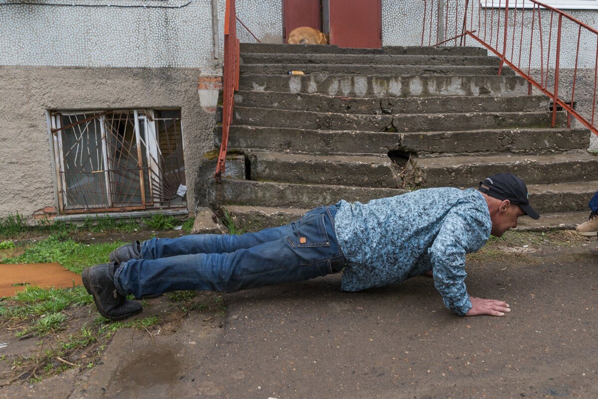 Чтобы показать силу в руках, он уверенно отжимается 12 раз. 