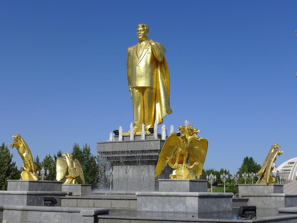 Статуя президента туркменистана
