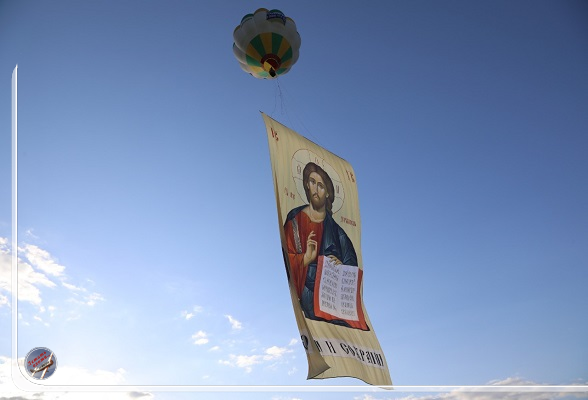 Репродукцию иконы с ликом Иисуса Христа подняли на воздушном шаре