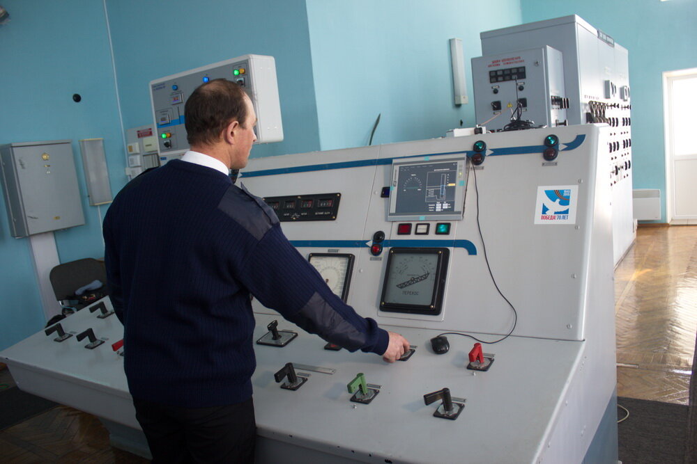 Один поворот рукоятки и шлюзовая камера начинает заполняться водой