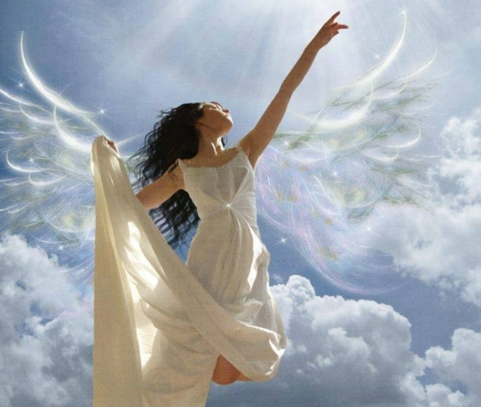 Очаровательная милая душа. Полёт души. Душа летает. Разговор с Богом. Девушка летит.