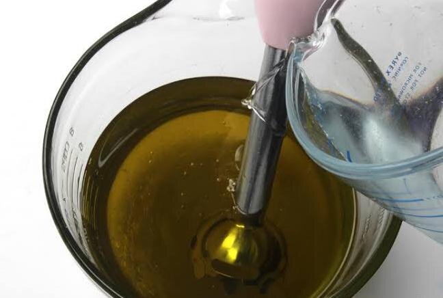 На каждый грамм масла требуется определённое количество щёлочи, чтобы оно превратилось в мыло.