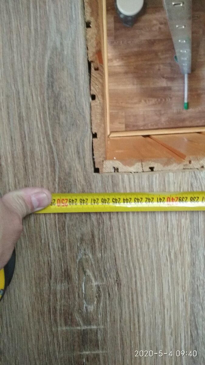 Хорошо видно примыкание ламината с отделкой торца перекрытия. И как раз виден размер длины проема.