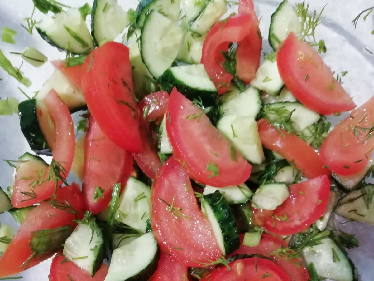 Салат из огурцов и помидоров с маслом
