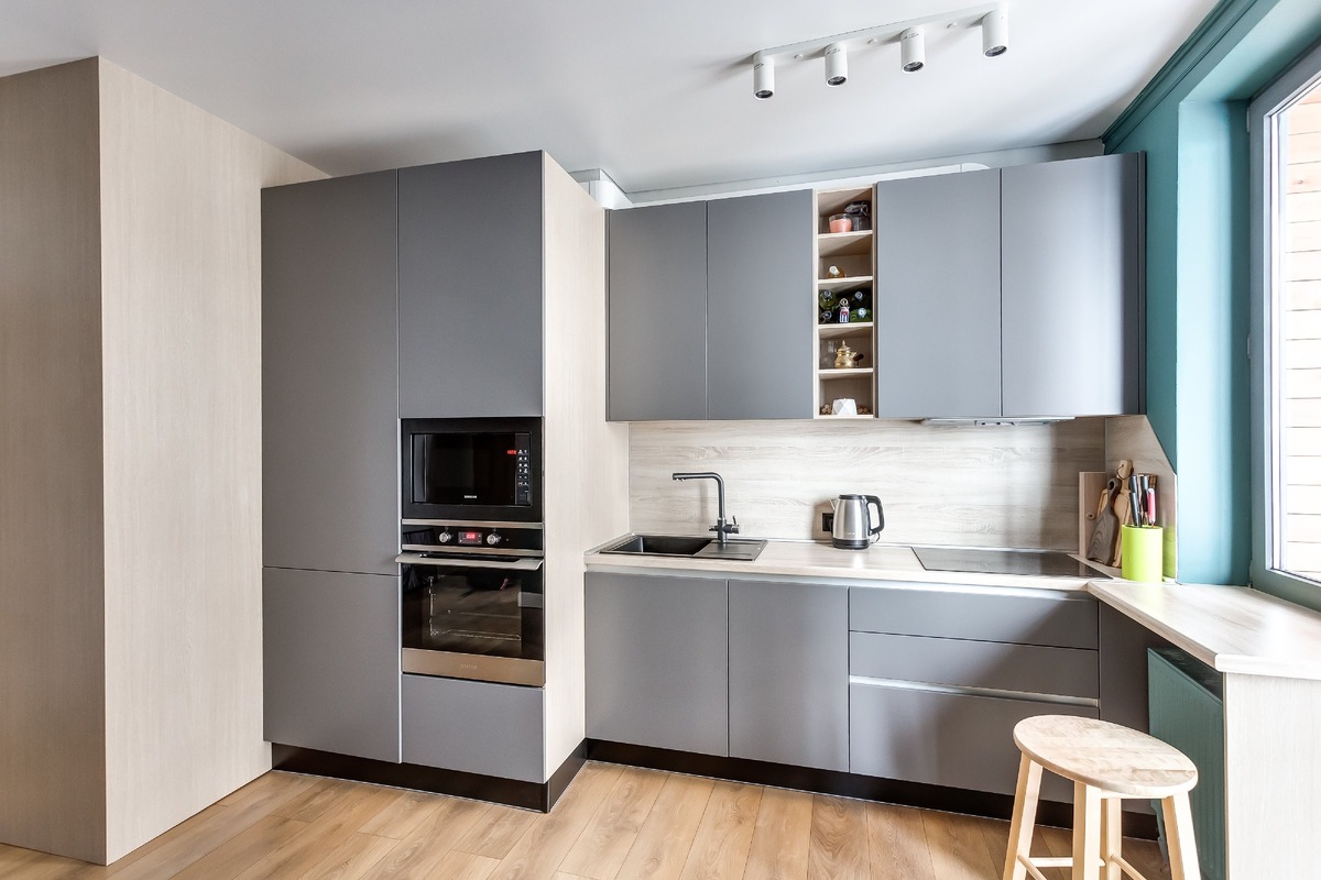 Отдельностоящая стиральная машина установлена в пенале нестандартной ширины