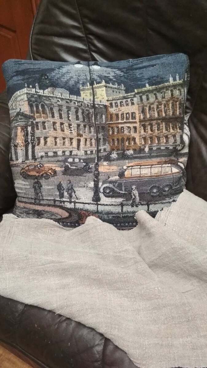 На этой фотографии ещё не законченная на момент высылки мне фотографий подушка из моего гобелена с ночным городом.
