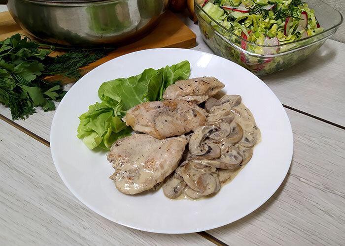 Куриное филе под сливочно-грибном соусом