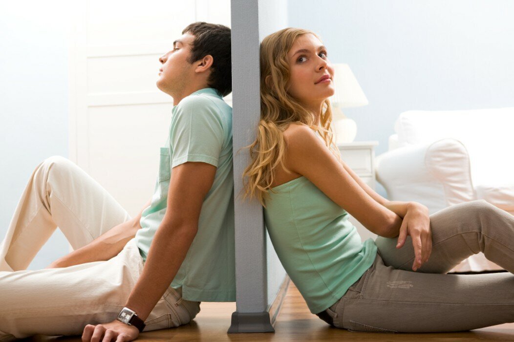 Книги позволяющие отстаивать свою точку зрения. Можно в другую сторону. Можно в другую сторону. Можно в другую сторону. Трое влюбленных на лавочке.