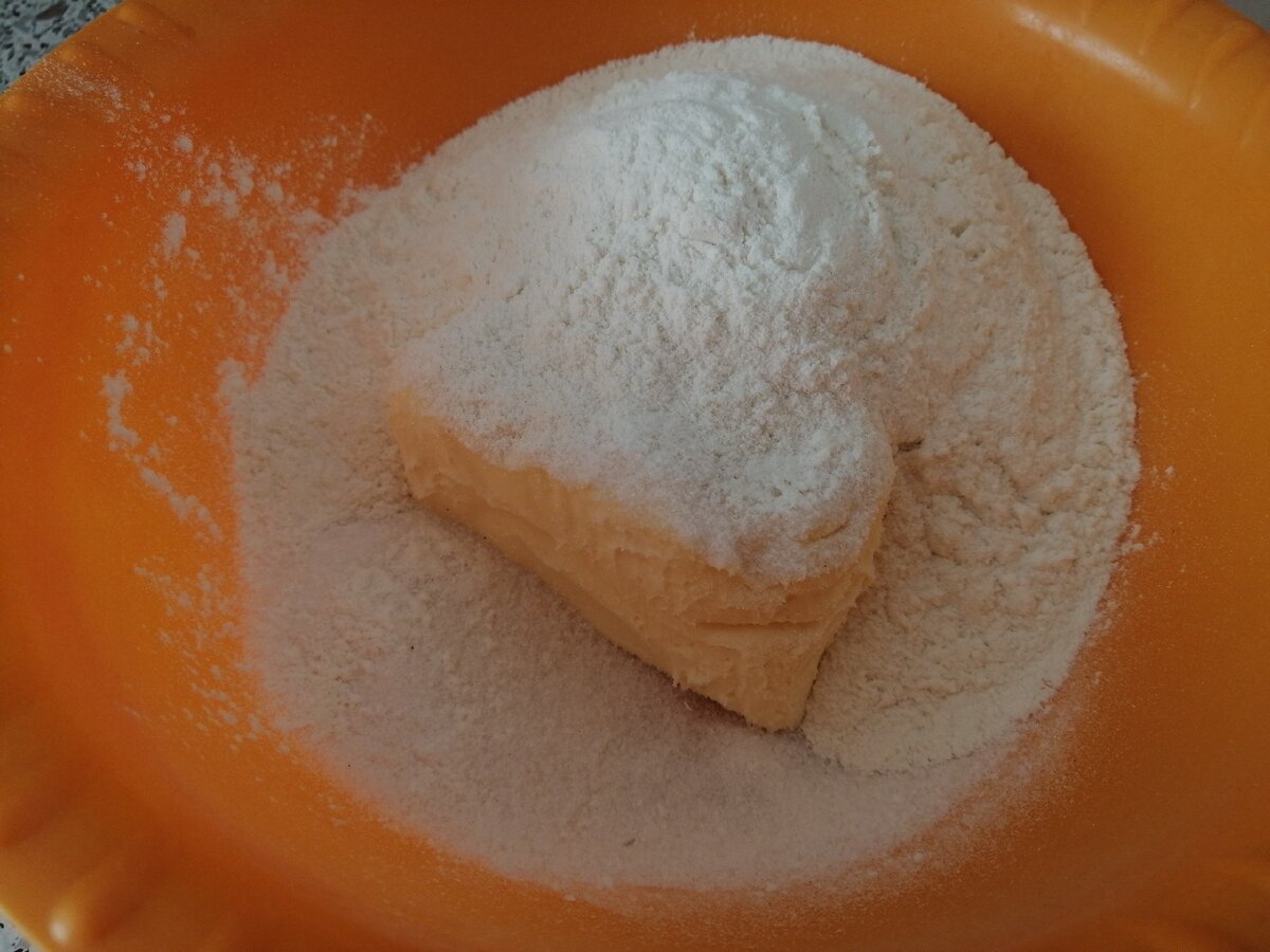 Добавляем в миску ингредиенты