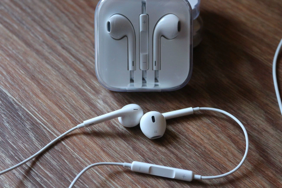 EarPods, которые клали в комплект вместе с iPhone