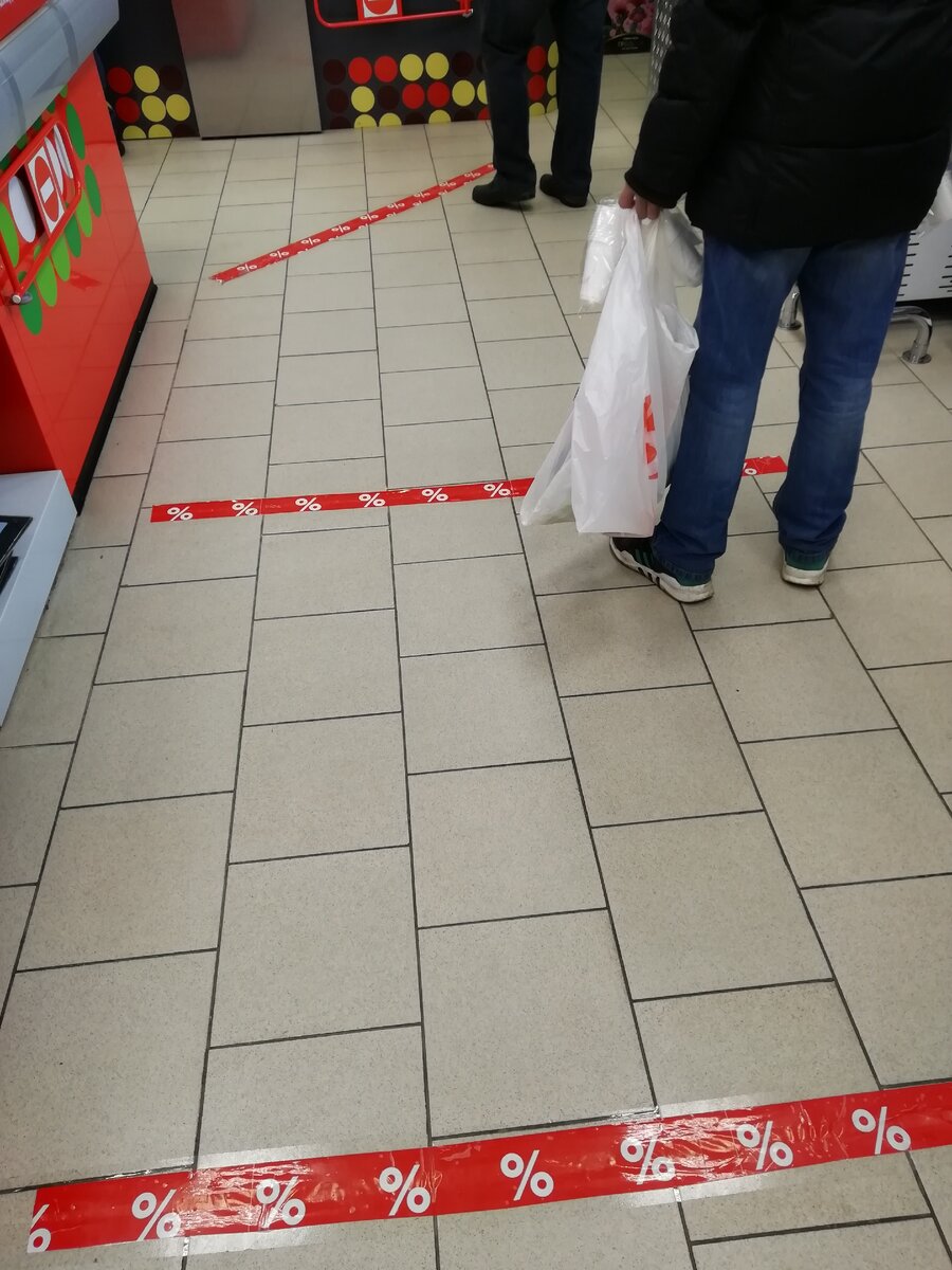 Фото из личного архива:  соблюдение дистанции в магазине