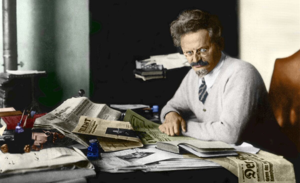 Многие фотографии и портреты Троцкого изображают его как человека, на лице которого застыли гнев и решительность, почти одержимость. Всё это называется манией в психиатрии, или же параноидальной "сверхценной идеей". Вполне возможно, что он действительно был одержим идеей.