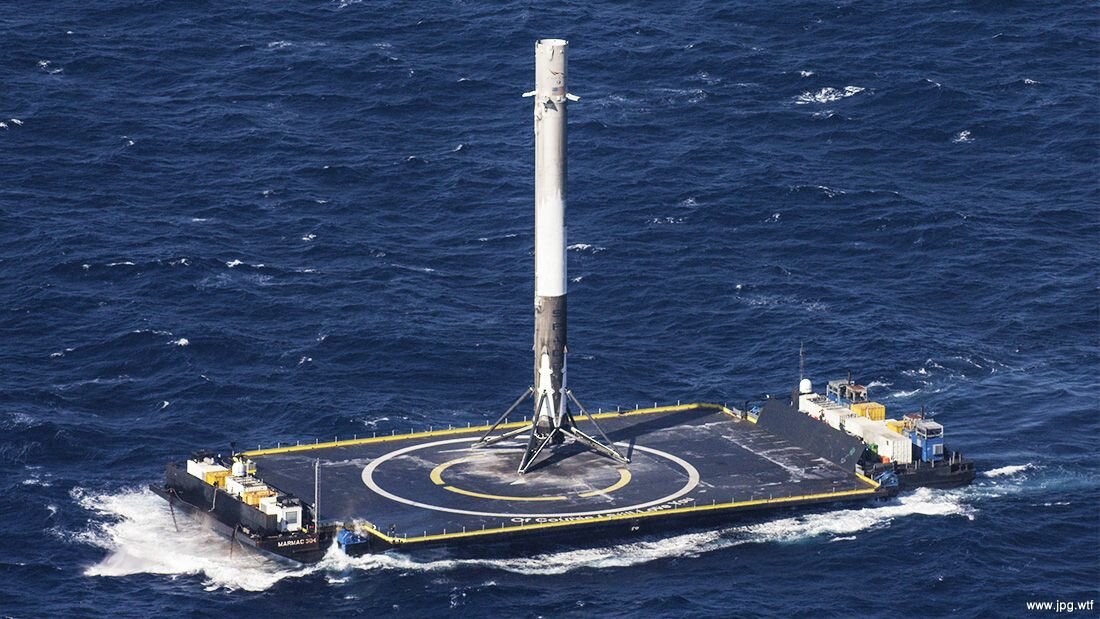  Первая многоразовая ступень ракеты-носителя Falcon 9, запущенная на околоземную орбиту с новым пилотируемым космическим кораблем США Crew Dragon, успешно совершила посадку на морской платформе в Атлантическом океане, сообщает 30 мая пресс-служба компании SpaceX. Возвращаемая ступень SpaceX разработана технология по возвращению на землю отработавшей первой ступени, оснащенной четырьмя раскладывающимися посадочными опорами для мягкого приземления. Управляемый спуск осуществляется с помощью торможения двигателей и парашюта. После посадки на специальную морскую платформу (длина — 90 м, ширина — 50 м) судна-робота в акватории Мирового океана .Первая ступень может использоваться повторно.