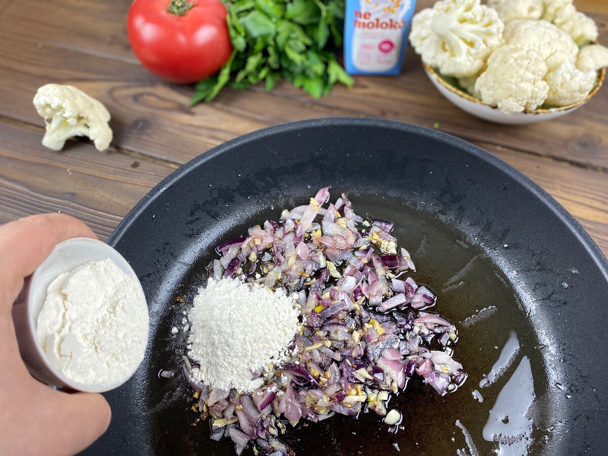 лук + чеснок + итальянские травы + черный перец, соль + мука +