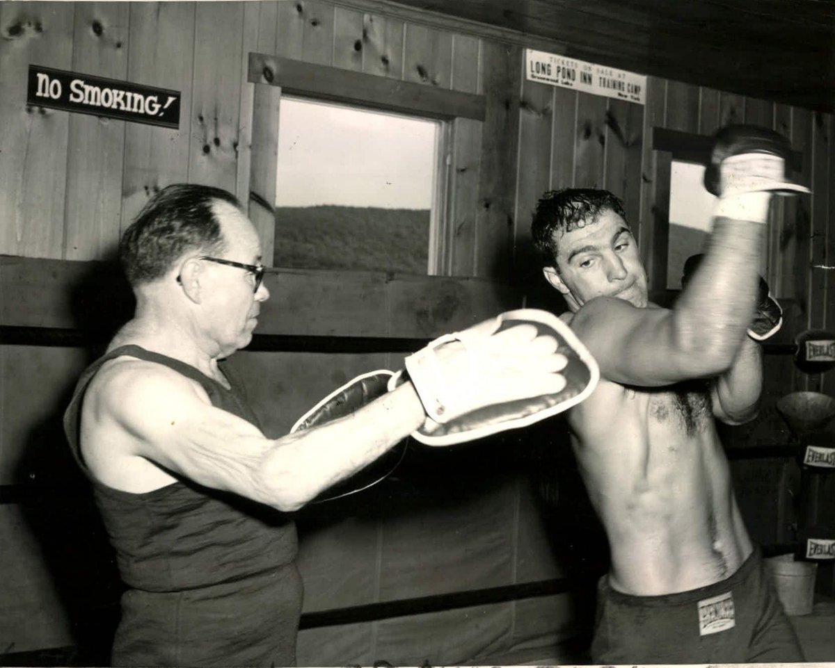 На этой фотографии изображены Рокки Марчиано и его тренер Чарли Голдмен