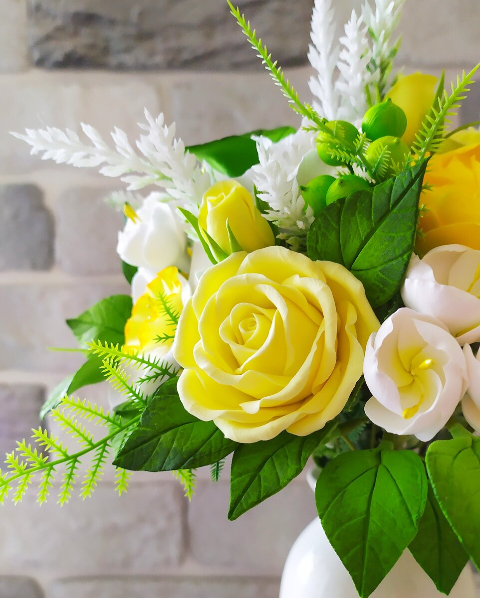 Желтые розы из полимерной глины