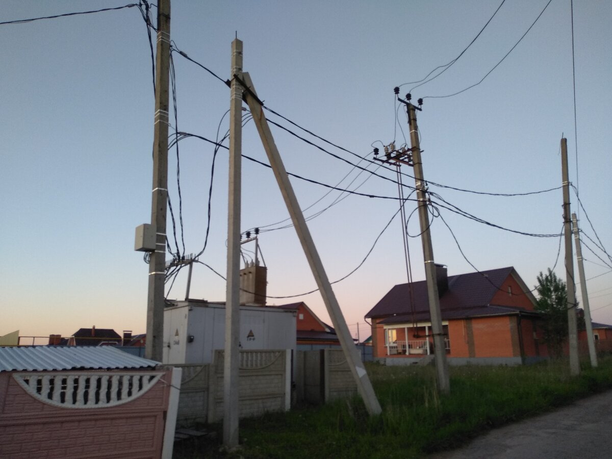Как энергетики умудрились наставить столько столбов только им известно. А дом соседа - это не тот который справа в далеке, он буквально рядом - где начинается пескоцементный заборчик (слева) @Горбунов Сергей Канал Самостройщика.