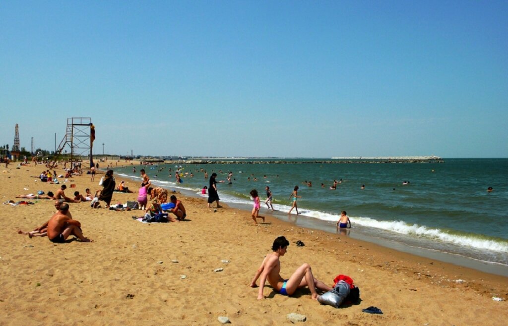 Пляж джами в каспийске. Каспийское море дагестан дербент. Каспийское море дагестан дербент. Дагестан избербаш море. Махачкала дагестан море избербаш.