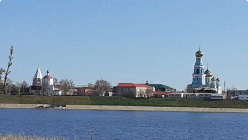 На этом берегу вынужденный отпуск, на том берегу - Сызранский кремль.)