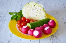 ШАГ 1:
Овощи и зелень вымыть и обсушить.