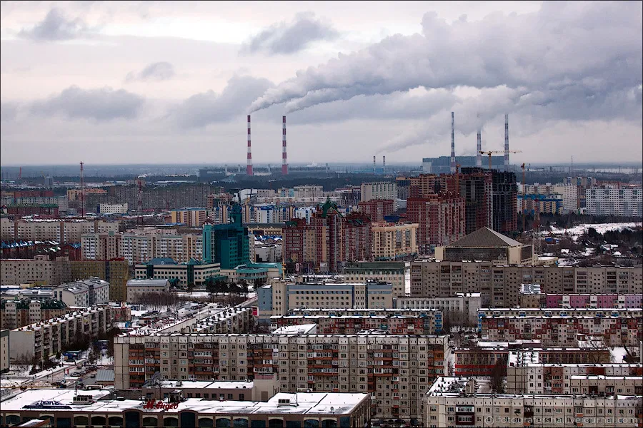 Нефтяная столица Российской Федерации позволяет жить достаточно сурово, но в то же время интересно. Несмотря на сорокоградусные морозы местные жители с удовольствием проводят время на улице, поскольку администрация занимается установкой новых элементов инфраструктуры под каждое время года.Помимо этого горожане видят преимущества Сургута в обилии магазинов, шаговой доступности к ним, высоких заработных плат и качестве обслуживания жилого фонда.