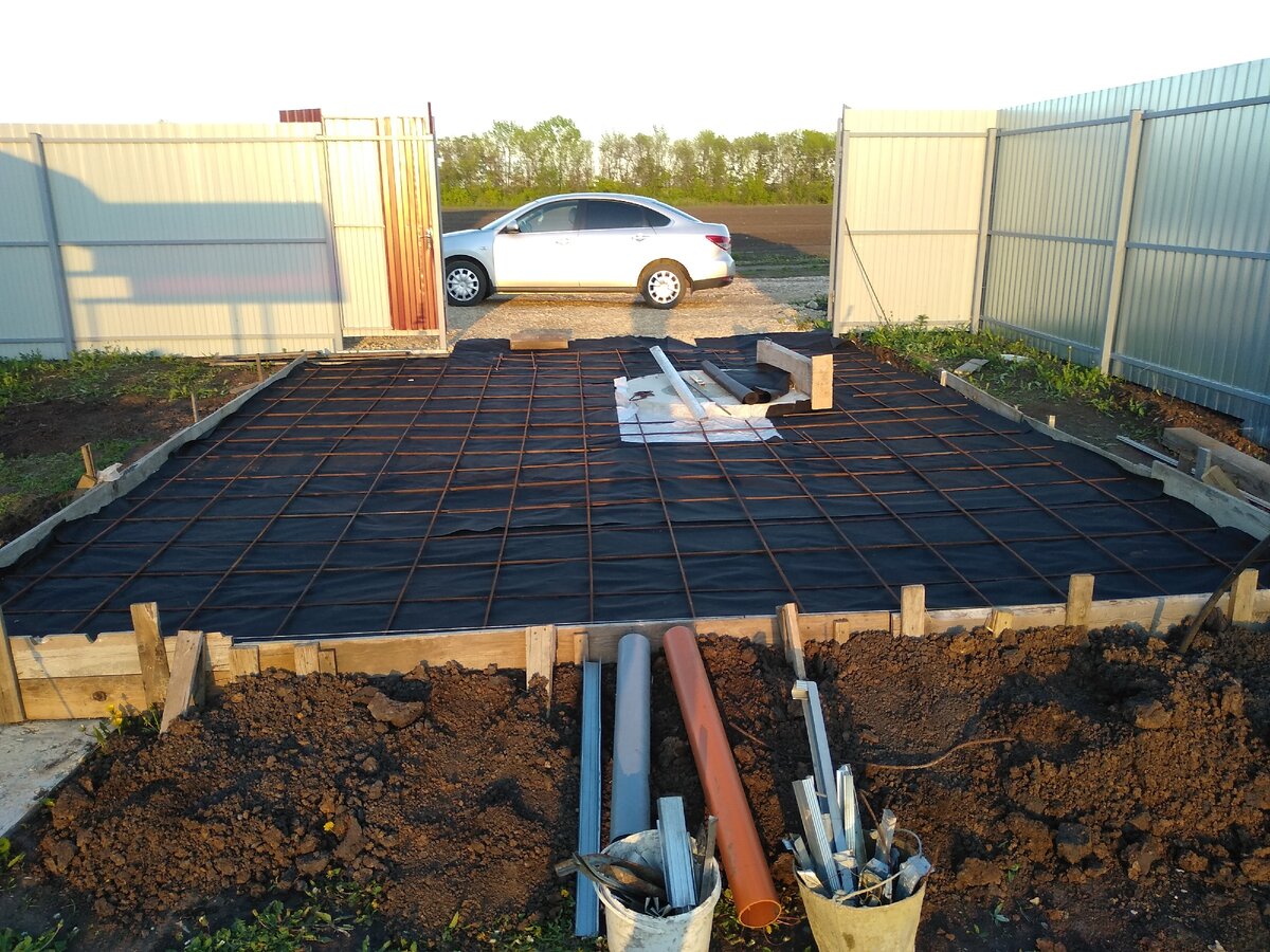 Подготовка под заливку автостоянки бетоном. На фото видно где находится септик. Если бы отступил вместо 2 метров 1 метр, септик бы уже не мешал проезду транспорта. @Горбунов Сергей Канал Самостройщика.