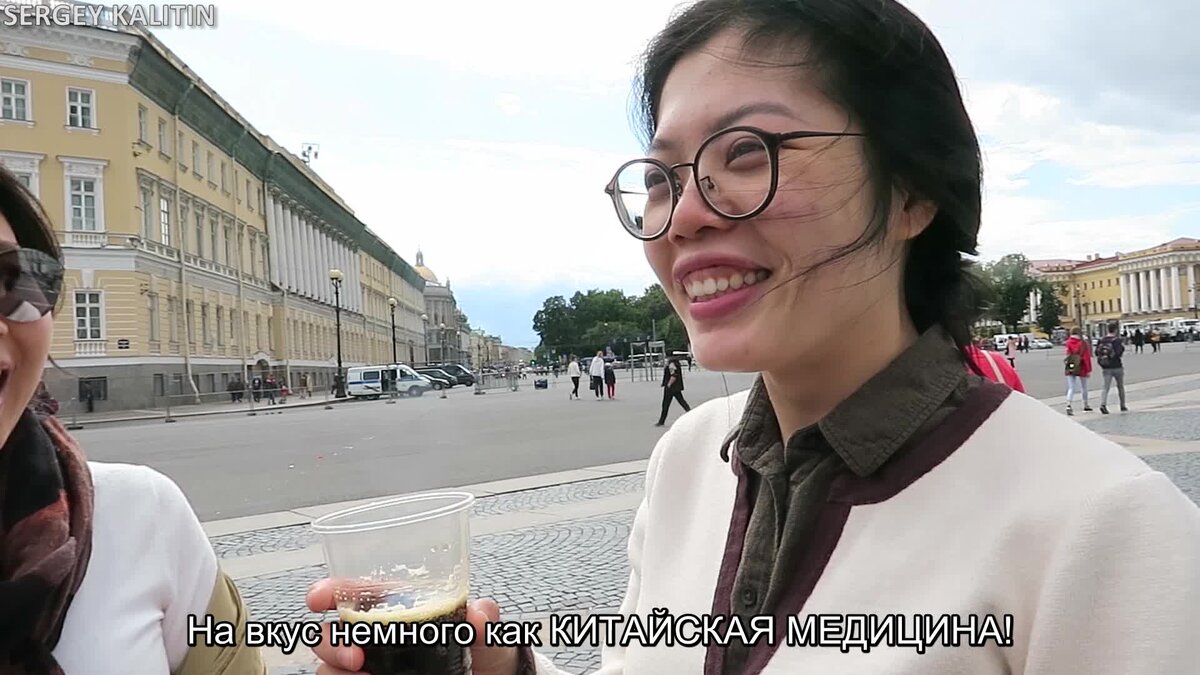 Японка и китаянка пробуют квас.