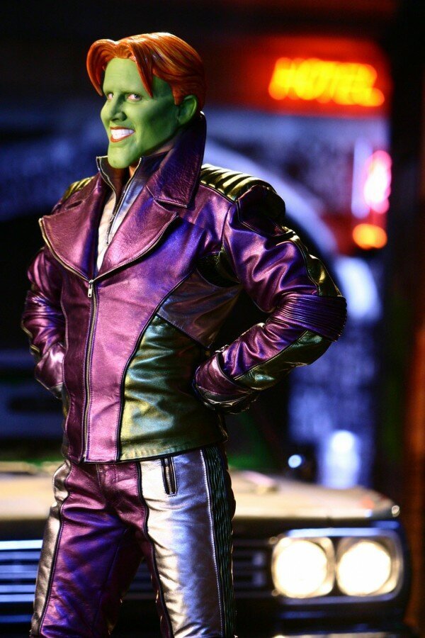 «Маска»                                                                                                                                                                                                          Сюжетно он несколько копирует предыдущую часть. Джим Керри отказался от участия, а потому сценаристы создали нового героя и пригласили на главную роль актёра Джейми Кеннеди. Роль Маски-пса, которая была применена как камео в конце предыдущего фильма, здесь была расширена до второй главной. Также здесь герой при превращении в Маску получает пластиковые волосы, стилизованные под причёску Джима Керри. Рабочее название фильма — «Маска 2: Следующее поколение».                               Бюджет 84 млн                        Сборы	57 552 641