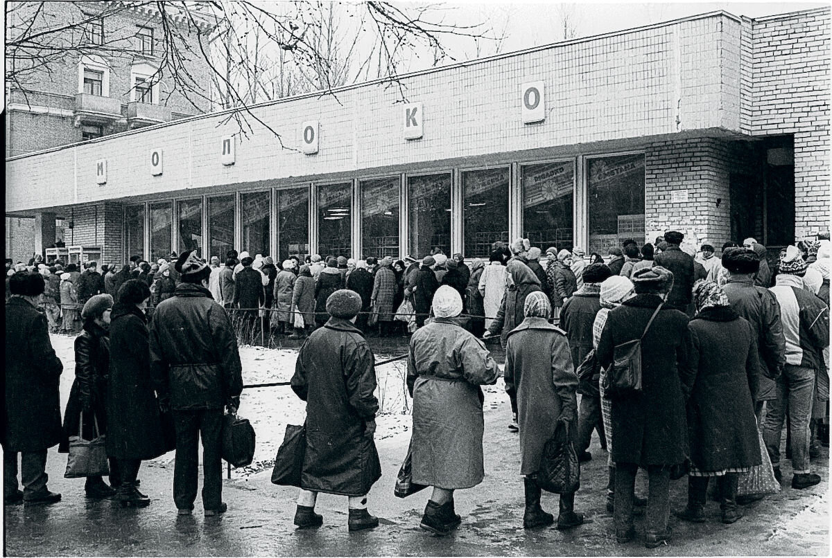 Очередь в магазин «Молоко» в Москве, неподалеку от Белорусской площади, зима 1991 года. Фото: Дмитрий Борко. https://newtimes.ru/articles/detail/116660/